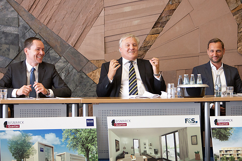 Die Chemie stimmt sichtlich zwischen Karl-Heinz Pawlizki (v.l.), Geschäftsführer Dorint, Wolfgang Spelthahn, Landrat Kreis Düren, und Georg Schmiedel, Investor und Geschäftsführer „F&S concept“: Bei der Pressekonferenz sprachen alle drei von fairen Verhandlungen, die von gemeinsamen Zielen geprägt seien. Bild: Tameer Gunnar Eden/Eifeler Presse Agentur/epa