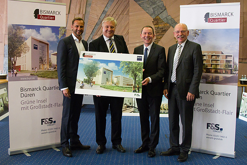 Sie stehen engagiert hinter dem entstehenden „Bismarck-Quartier“: Georg Schmiedel (v.l.), Investor und Geschäftsführer „F&S concept“,  Wolfgang Spelthahn, Landrat Kreis Düren, Karl-Heinz Pawlizki, Geschäftsführer Neue Dorint GmbH, und Peter Kaptain, Geschäftsführer GIS. Bild: Tameer Gunnar Eden/Eifeler Presse Agentur/epa